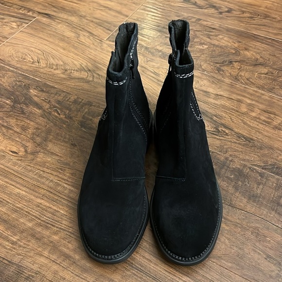 NWT Clarks Women’s Black Suede Boots, sz 6 1/2. - Picture 4 of 13